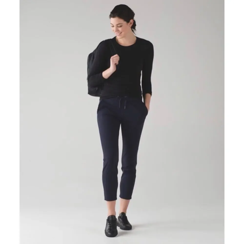 Lululemon On The Fly Pant navy blue 25” inseam